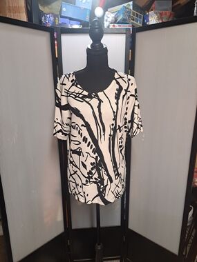 Women’s Black & White Abstract Print Short Sleeve Top